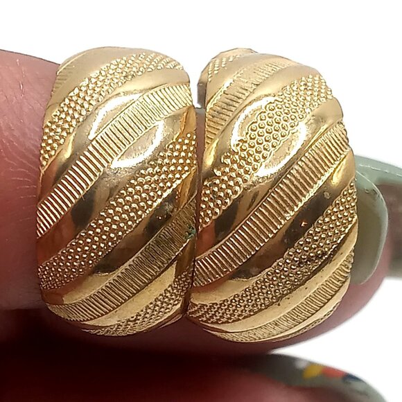 Vintage Gold Tone Textured Design Hoop Earrings Secure Screw Back Closure 0.75" - Picture 4 of 8